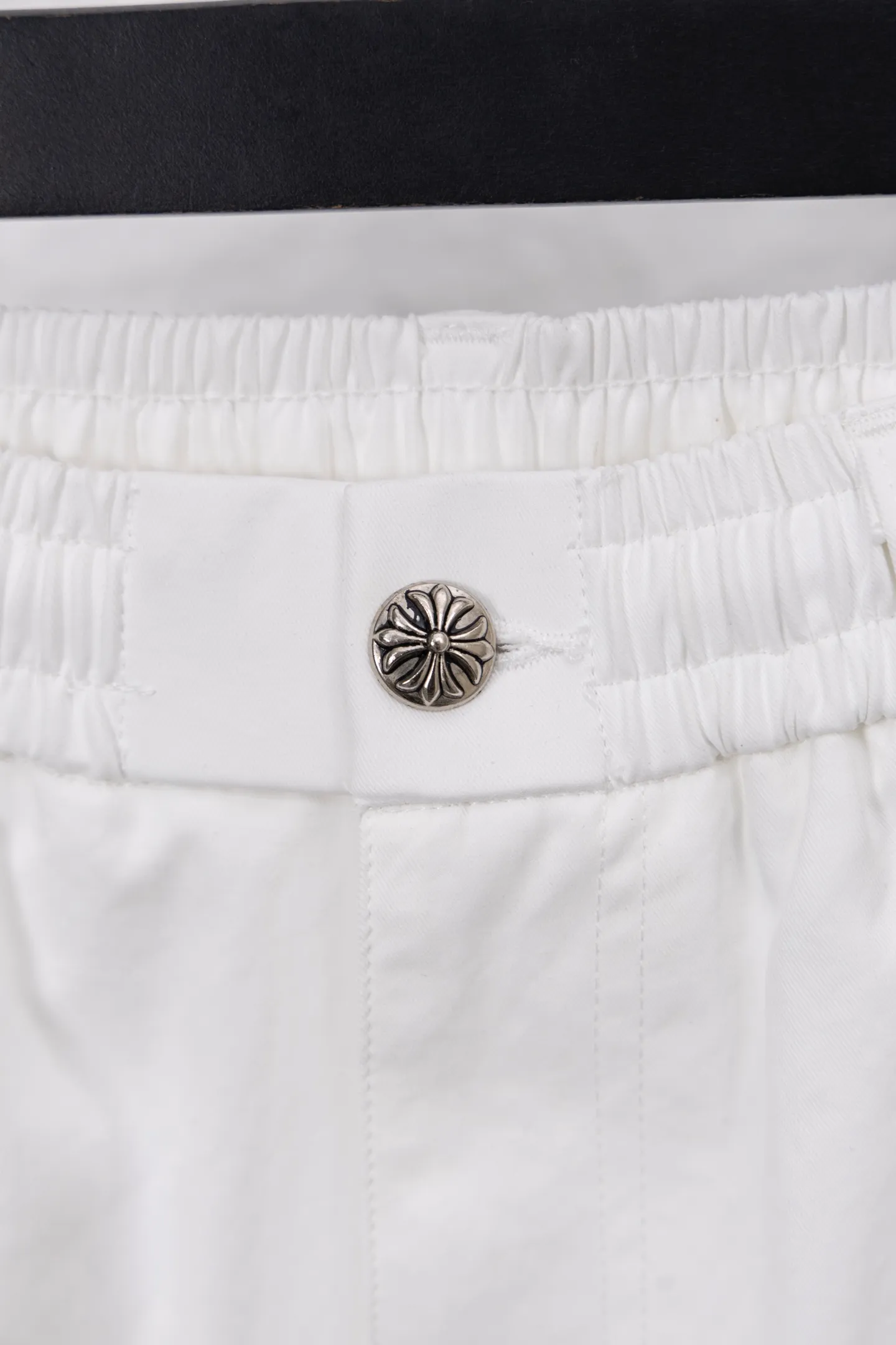 P350 model number/F065 Chrome hearts Chrome hearts heavyweight Chrome paratrooper pants with colorful crosses. More than 20 customized cross leather sets. Customized Chrome hearts hardware. Loose and lazy version, waist size 66-100 can be controlled. More than 20 fabrics are custom-woven and dyed. The front needs to be carbon-milled and then sanded (the surface of the pants has a velvet feel and is comfortable to wear) and the reverse is waterproof. Finally, the overall enzyme wash is done. The workmanship is complicated and cumbersome. The leather is all calfskin and has undergone multiple color fixing treatments! Machine washing is not recommended for white! Color: White Version: Loose